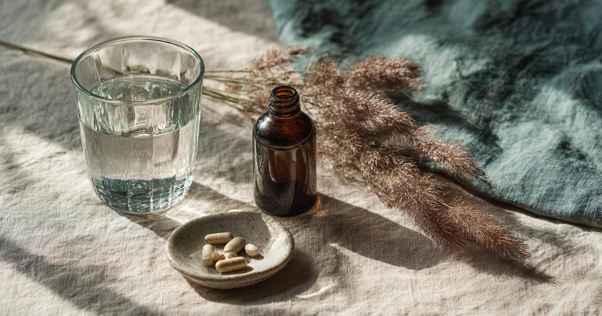Kinh nghiệm dùng fucoidan – ly nước, viên nang và tảo nâu Mekabu trên bàn gỗ buổi sáng
